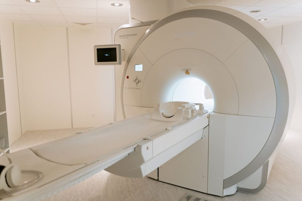 Rezonans magnetyczny dla klaustrofobików – jak przygotować się do badania i pokonać lęk