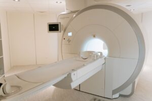 Rezonans magnetyczny dla klaustrofobików – jak przygotować się do badania i pokonać lęk
